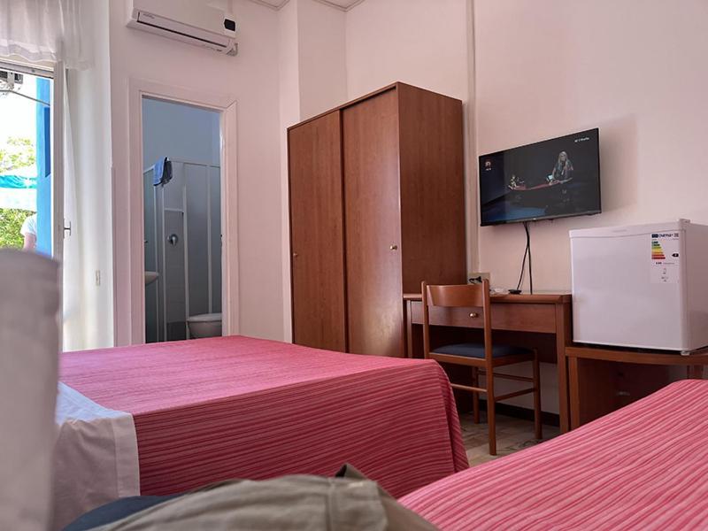 Hotel Caravan B&B เปซาโร ภายนอก รูปภาพ