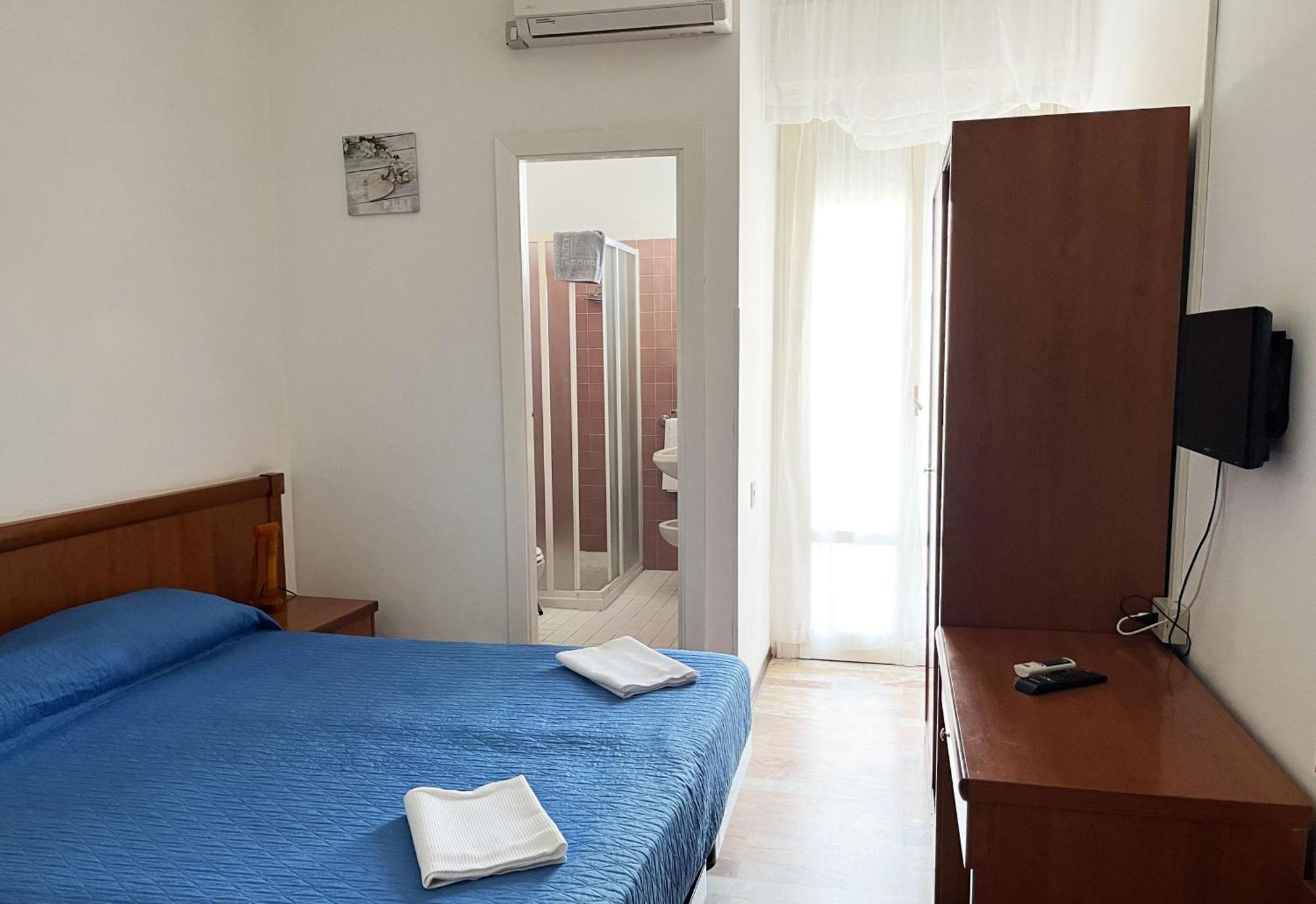 Hotel Caravan B&B เปซาโร ภายนอก รูปภาพ