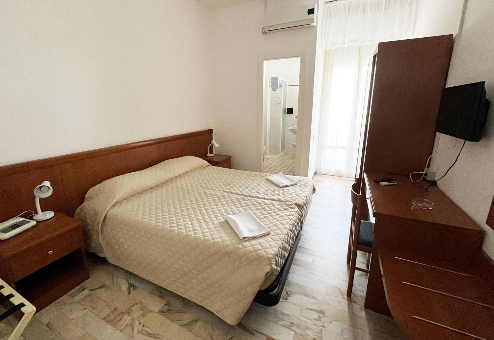 Hotel Caravan B&B เปซาโร ภายนอก รูปภาพ